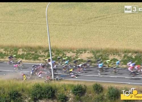 Tour de France, Froome leader e Nibali perde terreno. Maxi-caduta Tour de France, Froome leader e Nibali perde terreno. Maxi-caduta