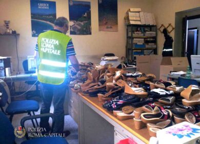 Vendeva scarpe di qualità rubate da un furgone