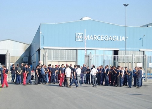 Marcegaglia, scesi dal tetto i sei operai: l’azienda cerca l’accordo Marcegaglia, scesi dal tetto i sei operai: l’azienda cerca l’accordo