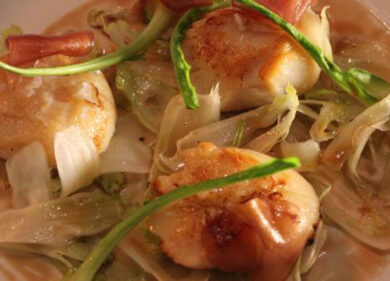 Capesante alla plancia con insalata di puntarelle, zenzero e birra