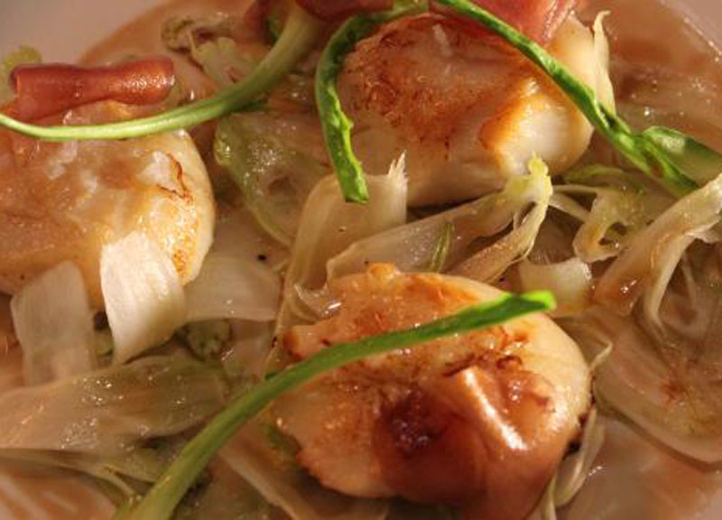 Capesante alla plancia con insalata di puntarelle, zenzero e birra Capesante alla plancia con insalata di puntarelle, zenzero e birra