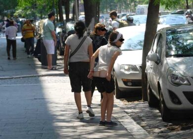 Giù gli shorts e glutei in bella vista. La giovane rom sfida le “foto denuncia”