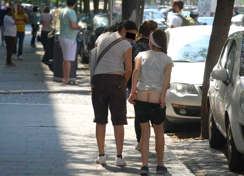Giù gli shorts e glutei in bella vista. La giovane rom sfida le “foto denuncia”
