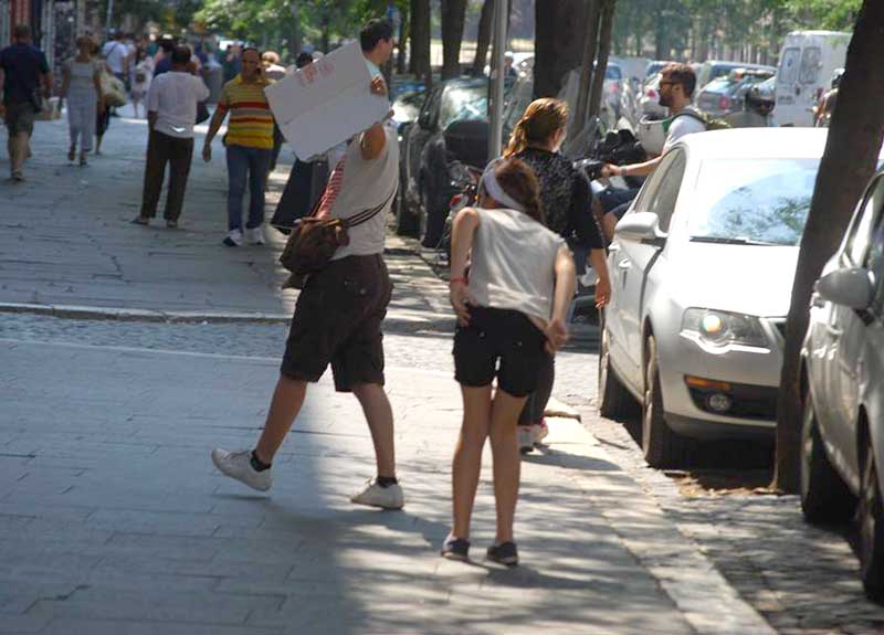 Giù gli shorts e glutei in bella vista. La giovane rom sfida le “foto denuncia”