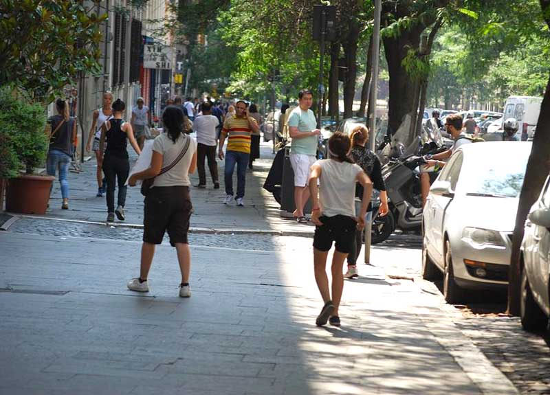 Giù gli shorts e glutei in bella vista. La giovane rom sfida le “foto denuncia”
