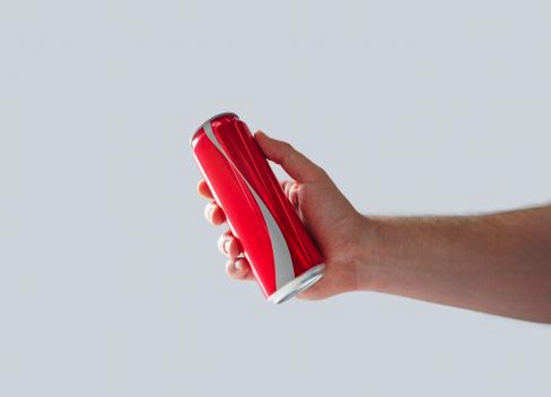 Coca-Cola rimuove il suo marchio dalle lattine Coca-Cola rimuove il suo marchio dalle lattine