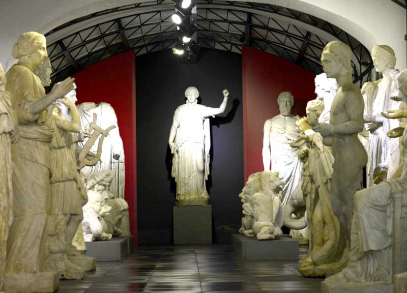 Villa Borghese, show di tesori del parco. Apre le porte il deposito delle sculture Villa Borghese, show di tesori del parco. Apre le porte il deposito delle sculture