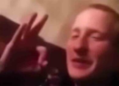 Una ragazza massacra di botte un anziano. GUARDA IL VIDEO