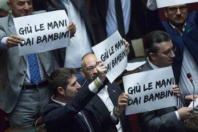 La riforma della scuola è legge. Caos alla Camera, bagarre Lega. Foto