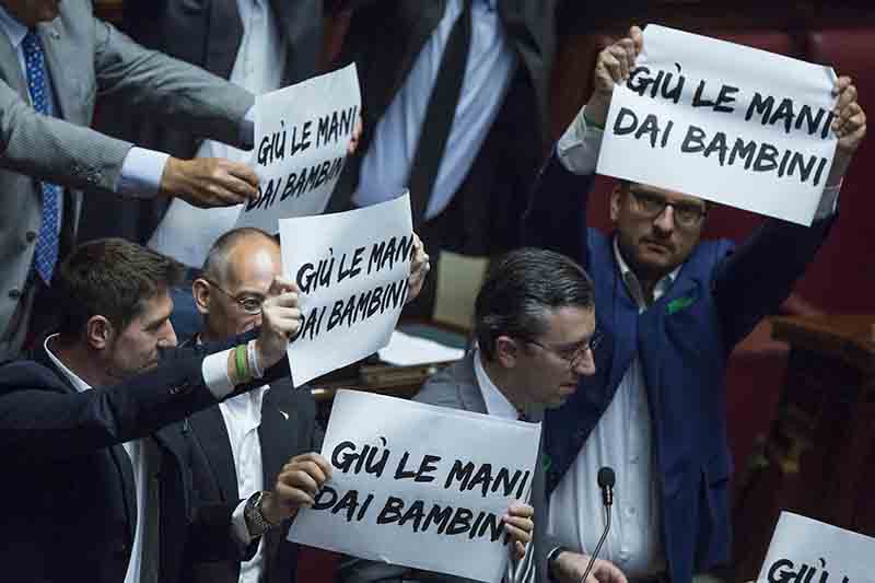La riforma della scuola è legge. Caos alla Camera, bagarre Lega. Foto