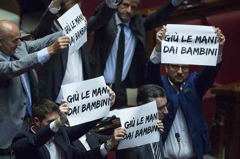 La riforma della scuola è legge. Caos alla Camera, bagarre Lega. Foto