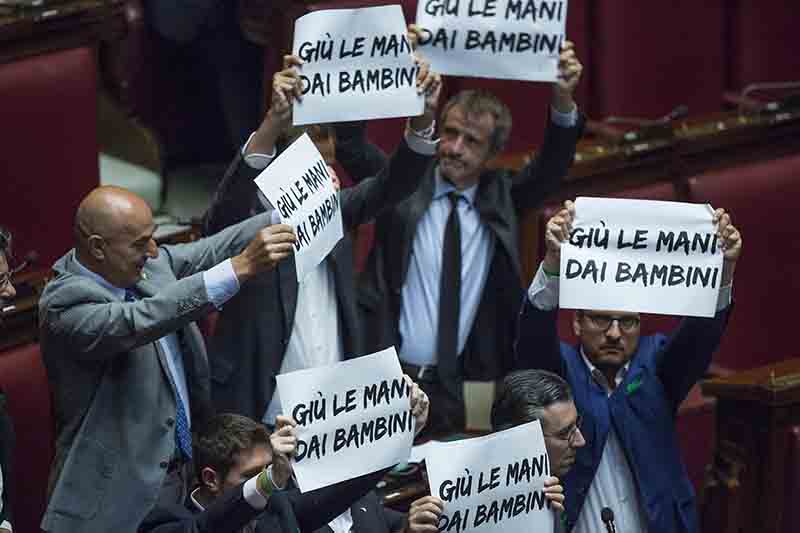 La riforma della scuola è legge. Caos alla Camera, bagarre Lega. Foto