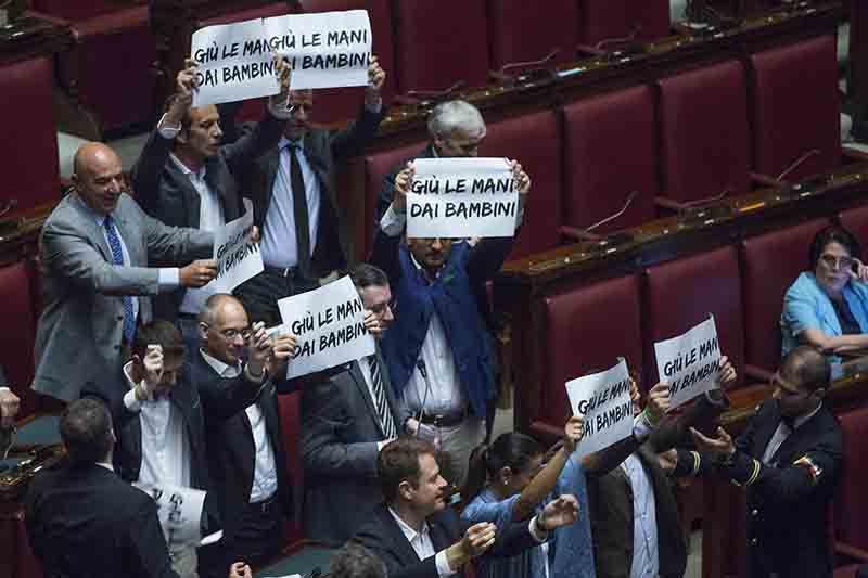 La riforma della scuola è legge. Caos alla Camera, bagarre Lega. Foto