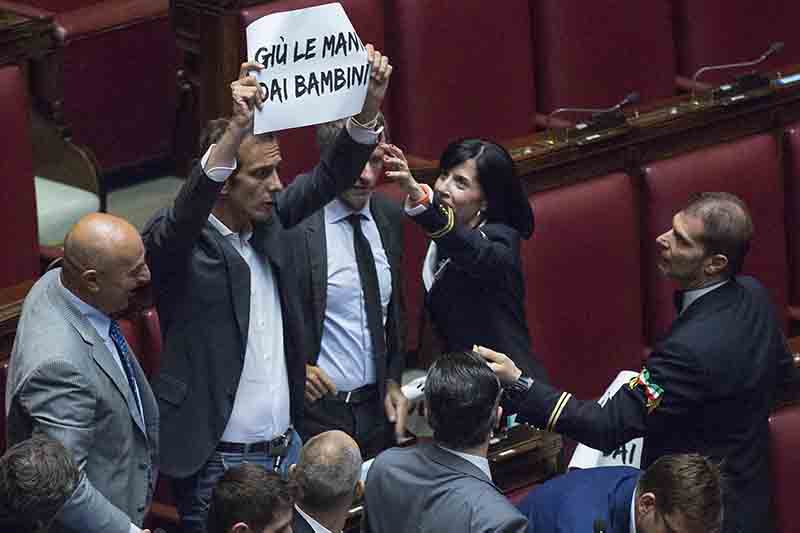 La riforma della scuola è legge. Caos alla Camera, bagarre Lega. Foto