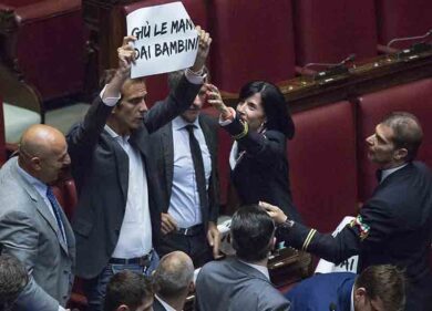 La riforma della scuola è legge. Caos alla Camera, bagarre Lega. Foto