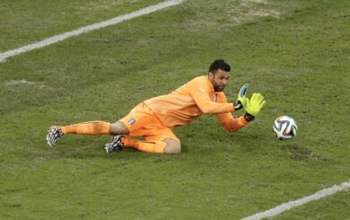 Roma accelera col Psg: Sabatini tratta Van der Wiel e Sirigu