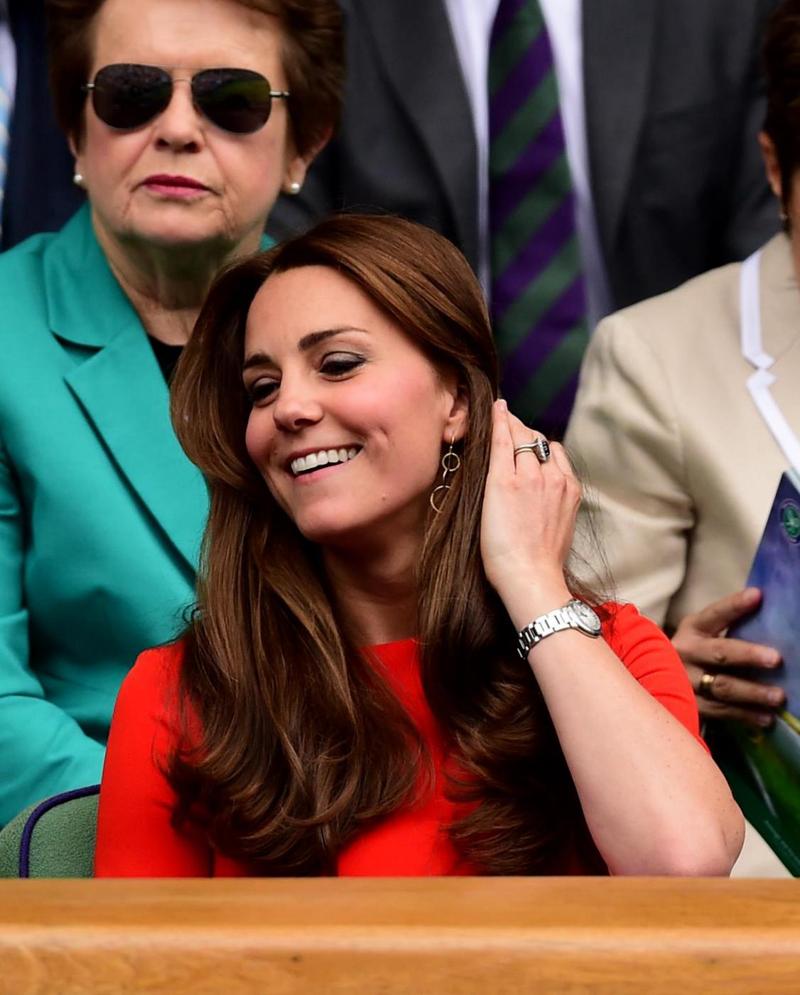 Kate Middleton, di rosso fuoco al torneo di Wimbledon. FOTO Kate Middleton, di rosso fuoco al torneo di Wimbledon. FOTO