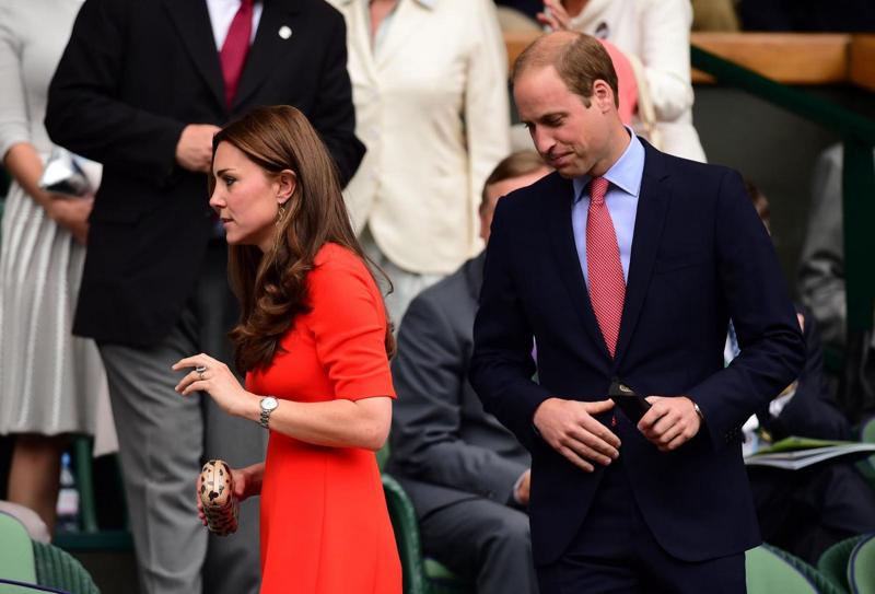 Kate Middleton, di rosso fuoco al torneo di Wimbledon. FOTO Kate Middleton, di rosso fuoco al torneo di Wimbledon. FOTO