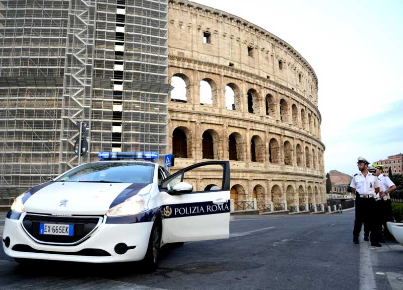 Via dai Fori, Tredicine: “Sarà battaglia”. I camion bar riiuniti alla Bocca della Verità Via dai Fori, Tredicine: “Sarà battaglia”. I camion bar riiuniti alla Bocca della Verità