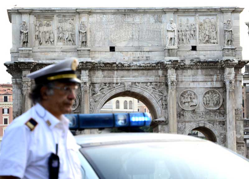 Via dai Fori, Tredicine: “Sarà battaglia”. I camion bar riiuniti alla Bocca della Verità Via dai Fori, Tredicine: “Sarà battaglia”. I camion bar riiuniti alla Bocca della Verità