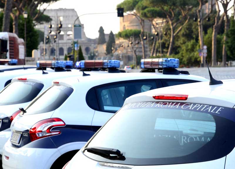 Via dai Fori, Tredicine: “Sarà battaglia”. I camion bar riiuniti alla Bocca della Verità Via dai Fori, Tredicine: “Sarà battaglia”. I camion bar riiuniti alla Bocca della Verità