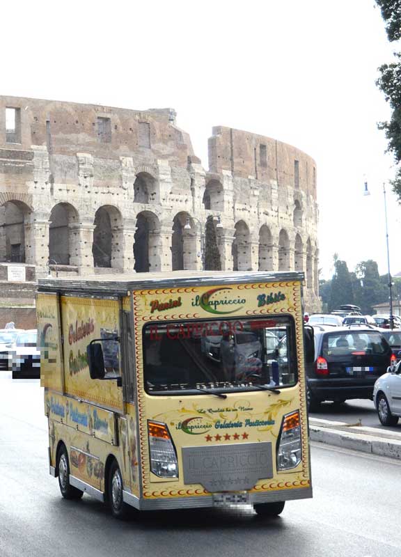 Via dai Fori, Tredicine: “Sarà battaglia”. I camion bar riiuniti alla Bocca della Verità Via dai Fori, Tredicine: “Sarà battaglia”. I camion bar riiuniti alla Bocca della Verità