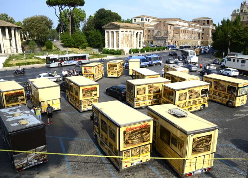 Via dai Fori, Tredicine: “Sarà battaglia”. I camion bar riiuniti alla Bocca della Verità Via dai Fori, Tredicine: “Sarà battaglia”. I camion bar riiuniti alla Bocca della Verità