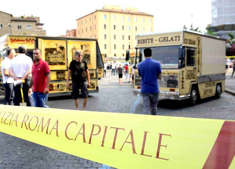 Via dai Fori, Tredicine: “Sarà battaglia”. I camion bar riiuniti alla Bocca della Verità Via dai Fori, Tredicine: “Sarà battaglia”. I camion bar riiuniti alla Bocca della Verità