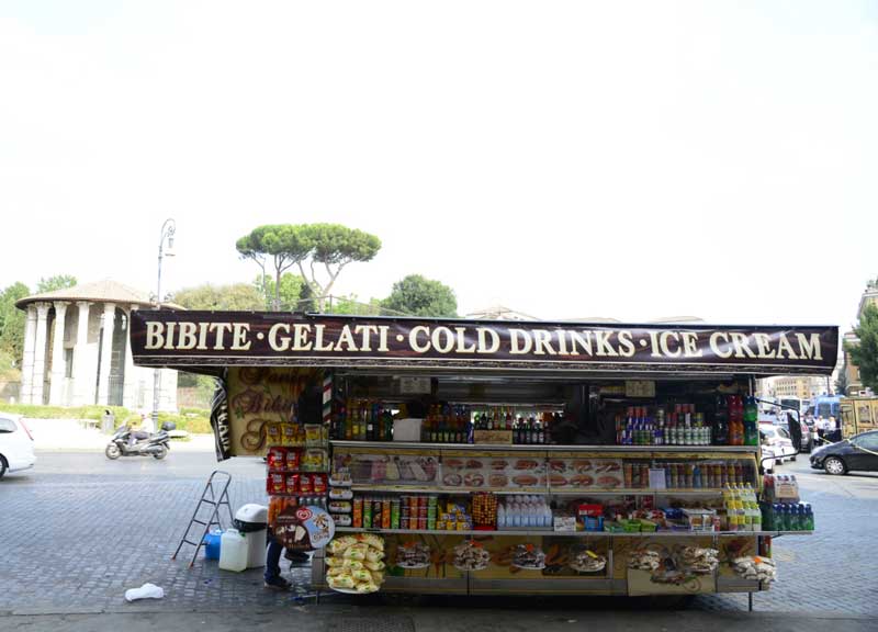 Via dai Fori, Tredicine: “Sarà battaglia”. I camion bar riiuniti alla Bocca della Verità Via dai Fori, Tredicine: “Sarà battaglia”. I camion bar riiuniti alla Bocca della Verità