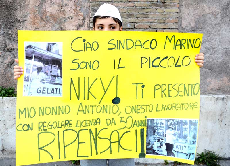 Via dai Fori, Tredicine: “Sarà battaglia”. I camion bar riiuniti alla Bocca della Verità Via dai Fori, Tredicine: “Sarà battaglia”. I camion bar riiuniti alla Bocca della Verità