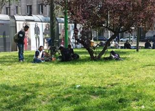 Immigrati, hub di smistamento al Dopolavoro. Lega: “Uno scempio” Immigrati, hub di smistamento al Dopolavoro. Lega: “Uno scempio”