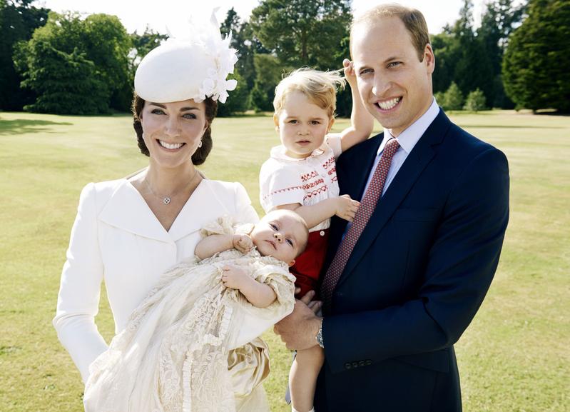 Kate Middleton, nuove foto coi royal baby by Mario Testino. FOTO
