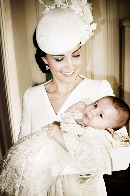 Kate Middleton, nuove foto coi royal baby by Mario Testino. FOTO