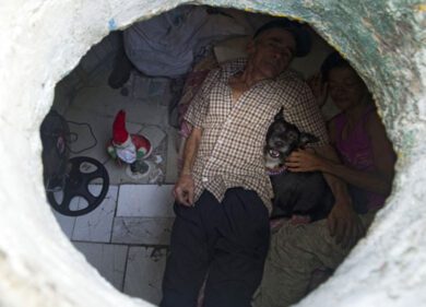 Diventa libro la storia della coppia che vive in un tombino da 20 anni