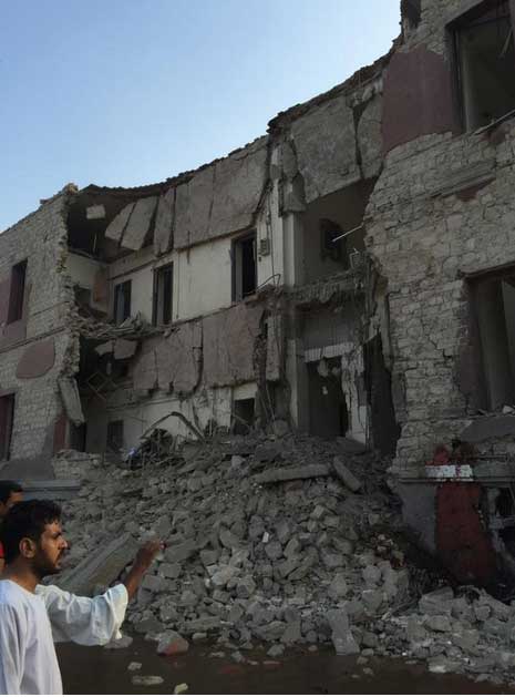 Egitto, autobomba al Cairo: attacco al consolato italiano. FOTO Egitto, autobomba al Cairo: attacco al consolato italiano. FOTO