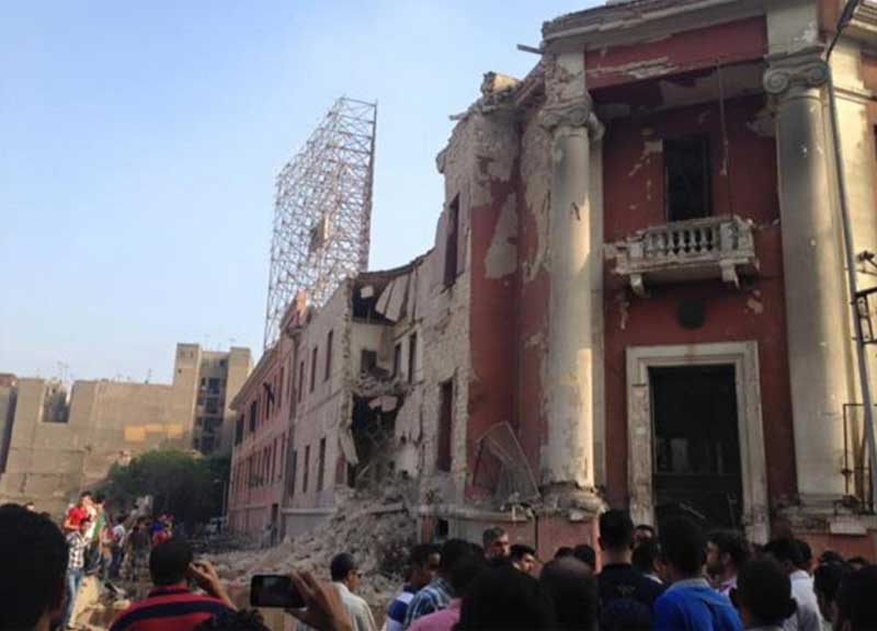 Egitto, autobomba al Cairo: attacco al consolato italiano. FOTO Egitto, autobomba al Cairo: attacco al consolato italiano. FOTO
