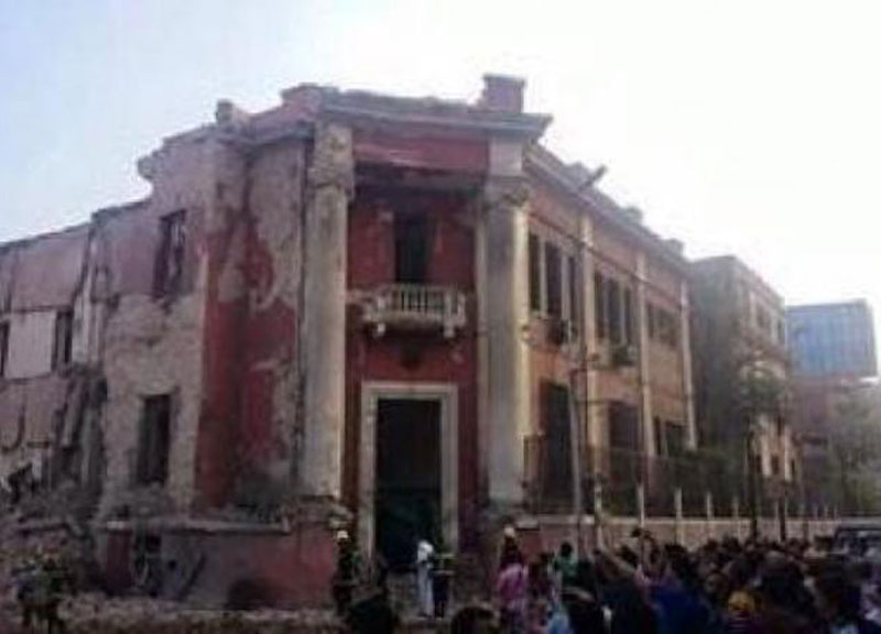Egitto, autobomba al Cairo: attacco al consolato italiano. FOTO Egitto, autobomba al Cairo: attacco al consolato italiano. FOTO