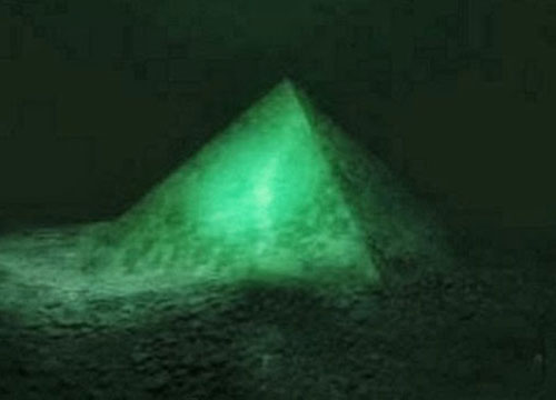 Trovata una piramide sottomarina gigante Trovata una piramide sottomarina gigante