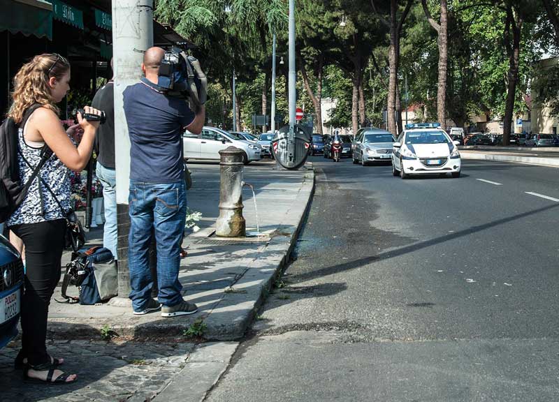 Ucciso dall’ascensore della metro A. La città si ferma di fonte dal dolore Ucciso dall’ascensore della metro A. La città si ferma di fonte dal dolore