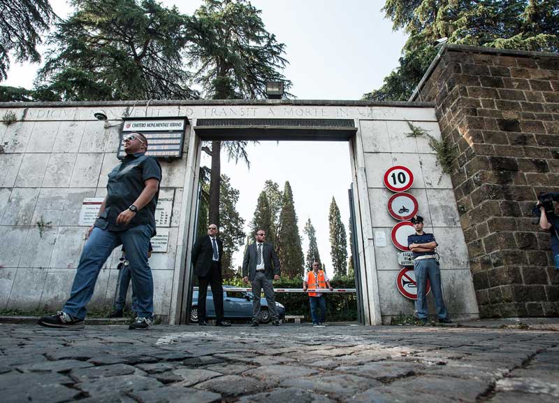 Ucciso dall’ascensore della metro A. La città si ferma di fonte dal dolore Ucciso dall’ascensore della metro A. La città si ferma di fonte dal dolore