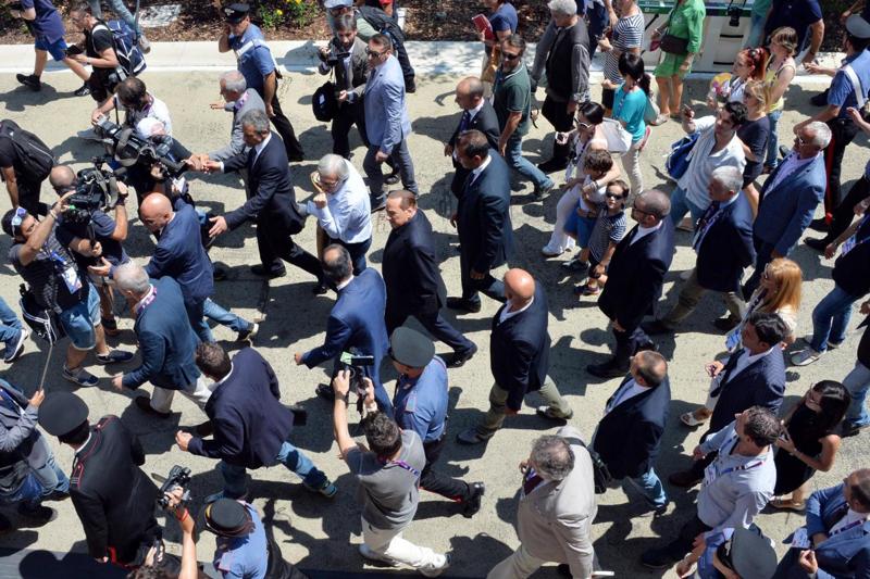 Expo, Berlusconi in un bagno di folla: “Una mia conquista” Expo, Berlusconi in un bagno di folla: “Una mia conquista”