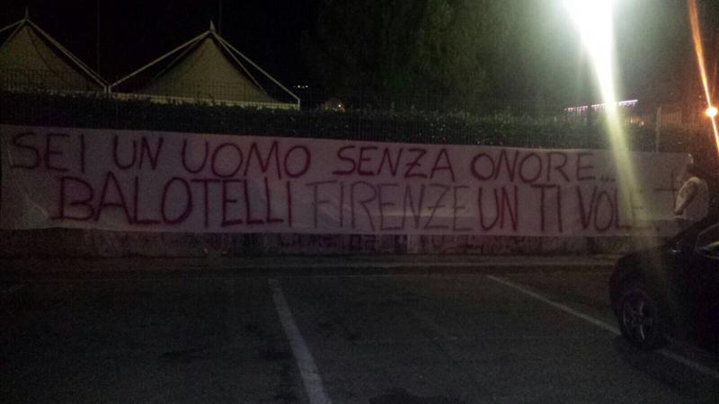 “Balotelli uomo senza onore”: i tifosi della Fiorentina contro Mario “Balotelli uomo senza onore”: i tifosi della Fiorentina contro Mario