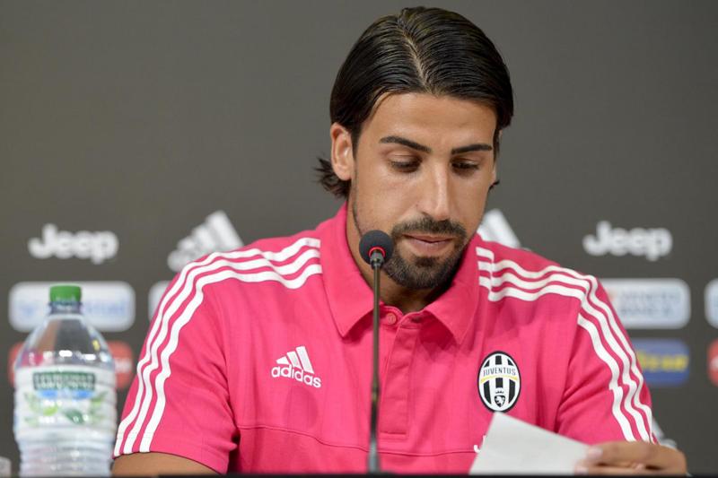 Khedira, sorride su Ozil alla Juventus. E si prende la maglia numero 28 Khedira, sorride su Ozil alla Juventus. E si prende la maglia numero 28