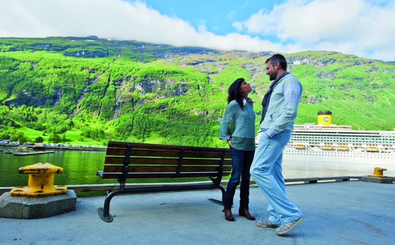 Crociera, valigia perfetta: 25 must have per un look “da alto mare” Crociera, valigia perfetta: 25 must have per un look “da alto mare”