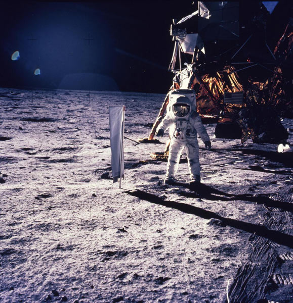 La Luna? Artificiale! E’ di alluminio. Le foto segrete