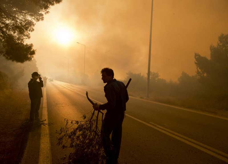 Grecia, Bundestag approva piano a larga maggioranza. Vasto incendio ad Atene Grecia, Bundestag approva piano a larga maggioranza. Vasto incendio ad Atene