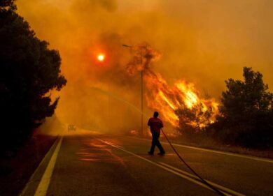 Grecia, Bundestag approva piano a larga maggioranza. Vasto incendio ad Atene