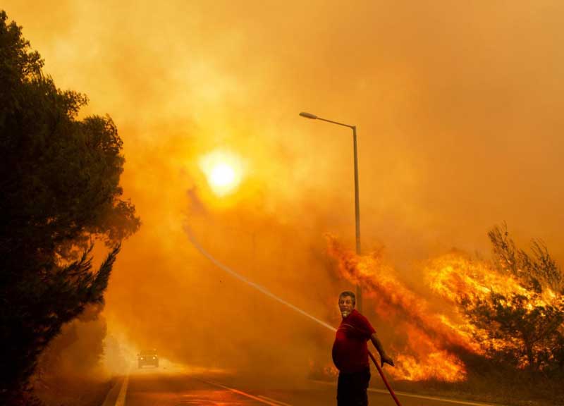 Grecia, Bundestag approva piano a larga maggioranza. Vasto incendio ad Atene Grecia, Bundestag approva piano a larga maggioranza. Vasto incendio ad Atene