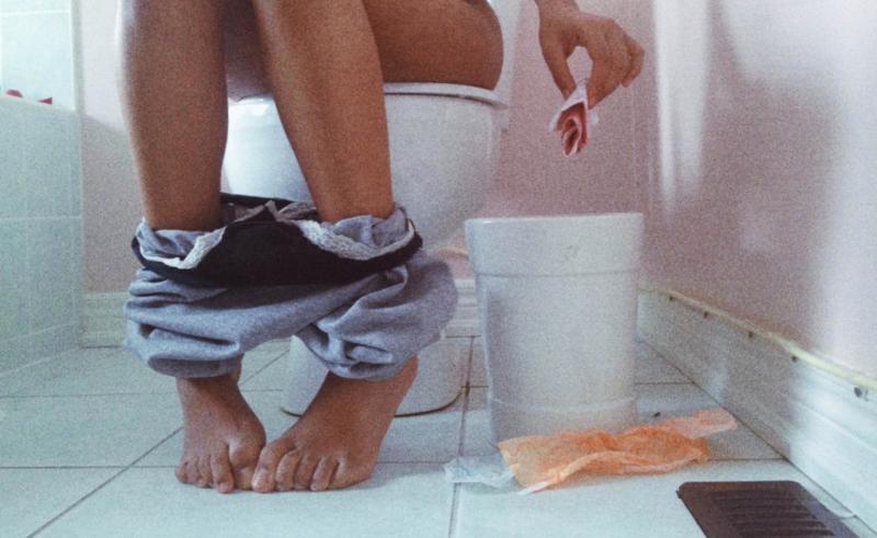 La poetessa Kaur bannata da Instagram per la sua “donna mestruata”. Caos La poetessa Kaur bannata da Instagram per la sua “donna mestruata”. Caos
