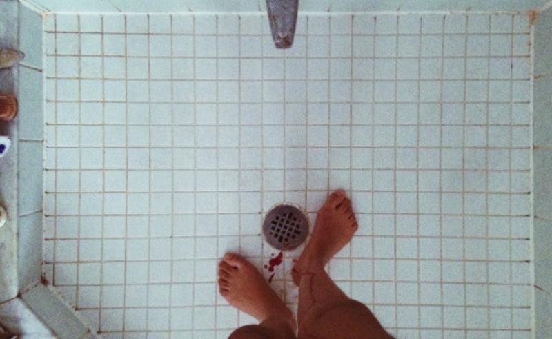 La poetessa Kaur bannata da Instagram per la sua “donna mestruata”. Caos La poetessa Kaur bannata da Instagram per la sua “donna mestruata”. Caos
